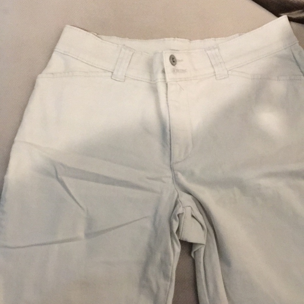 Jag - Bermuda Cream Short. 97% cotton 3% spandex.